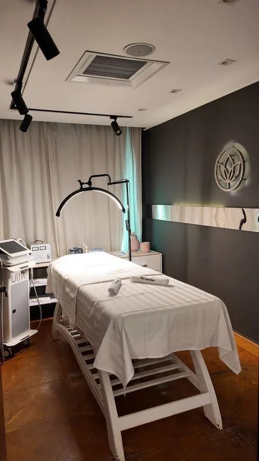 Treatment room with Ulfit body-contouring device and LED arc lamp