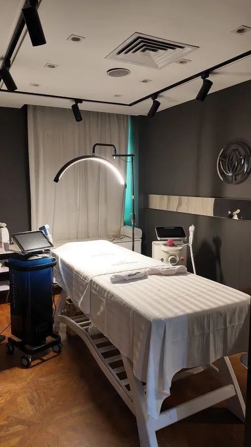 Morpheus8 and InMode treatment room with LED arc lamp