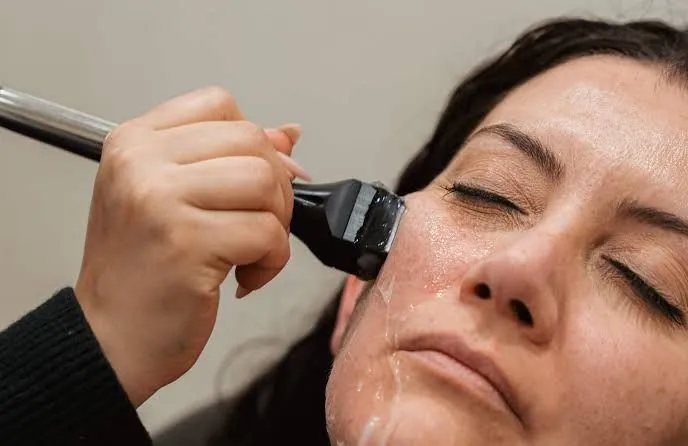 Forma applicator gliding across the cheek